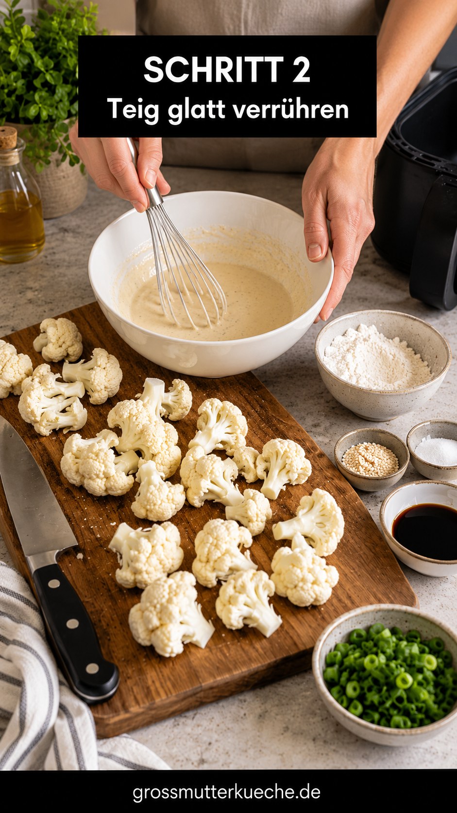 Ein glatt verrührter Teig für Air Fryer Sesame Cauliflower Wings wartet in der weißen Schüssel.
