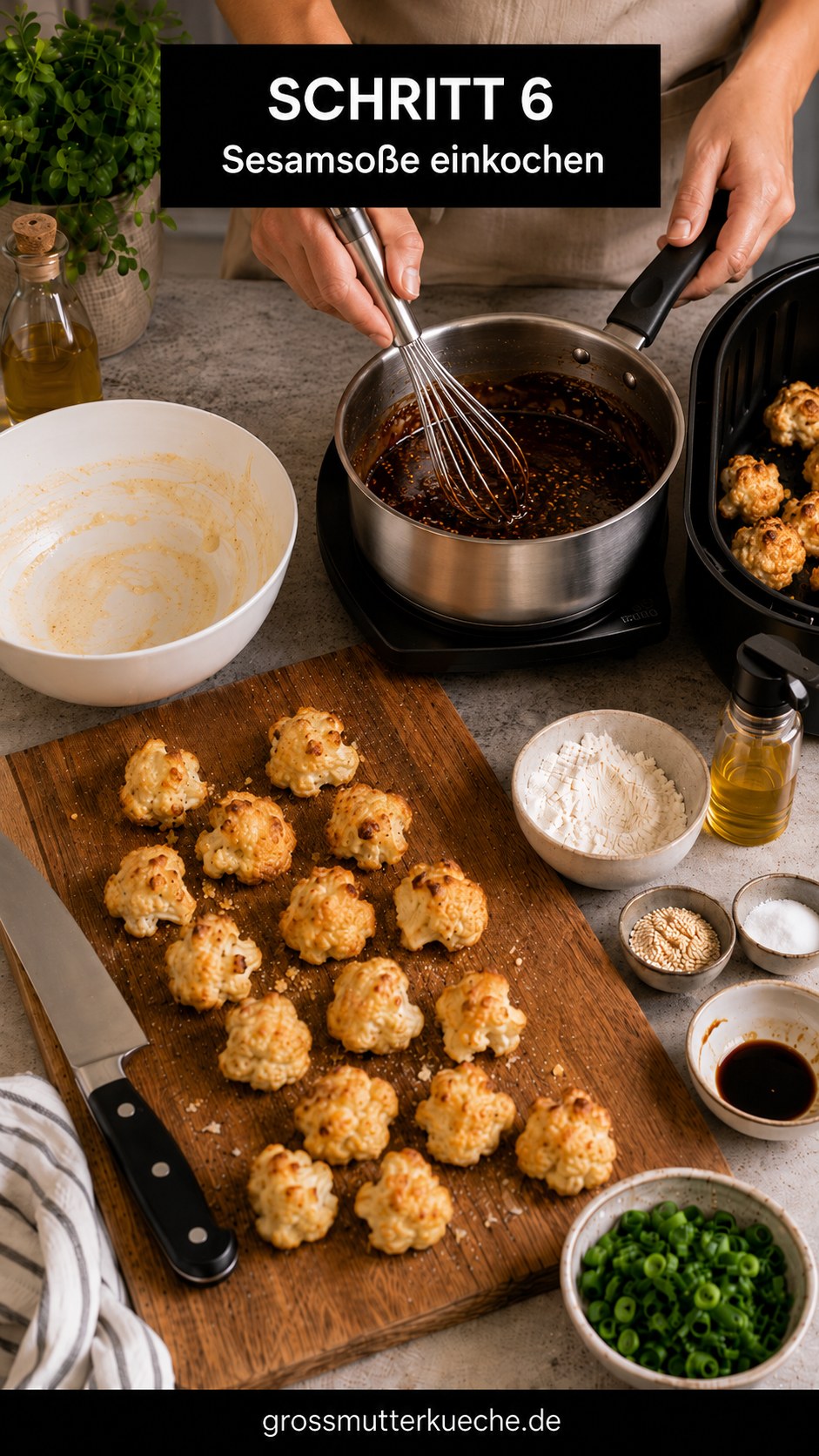 Eine dunkle Sesamsoße für die Air Fryer Sesame Cauliflower Wings köchelt glänzend im Topf.