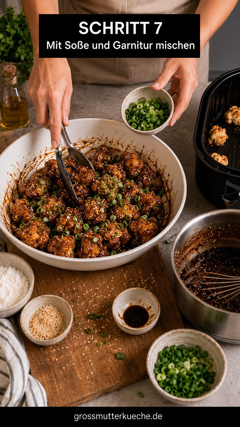 Die knusprigen Air Fryer Sesame Cauliflower Wings werden mit Sesamsoße und Frühlingszwiebeln vermengt.