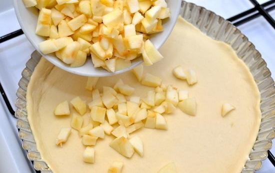 Äpfel vorbereiten und Teig herstellen