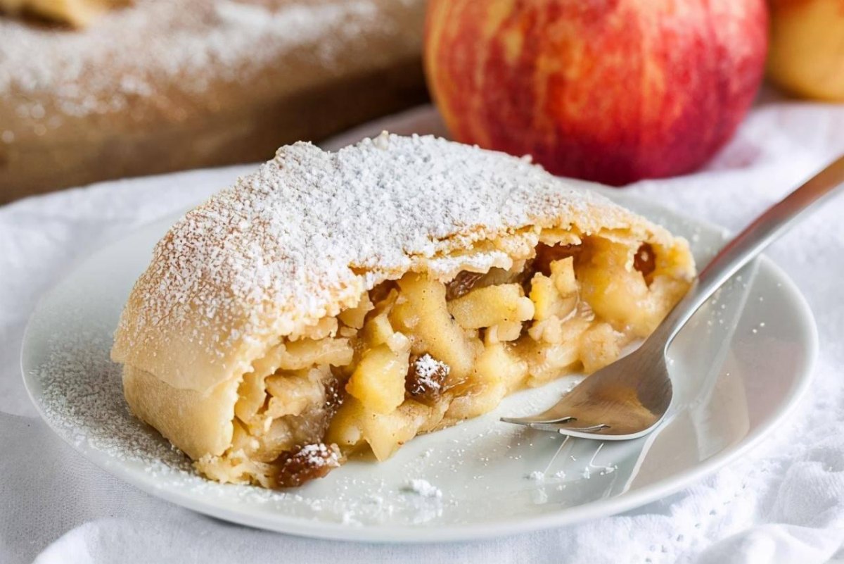 Apfelstrudel mit Zimt und Äpfeln