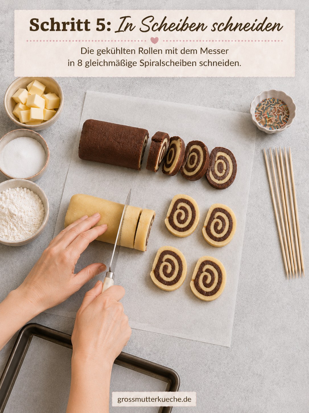 Gekühlte Teigrollen für Biskuitschnecken am Stiel werden mit dem Messer in Spiralscheiben geschnitten