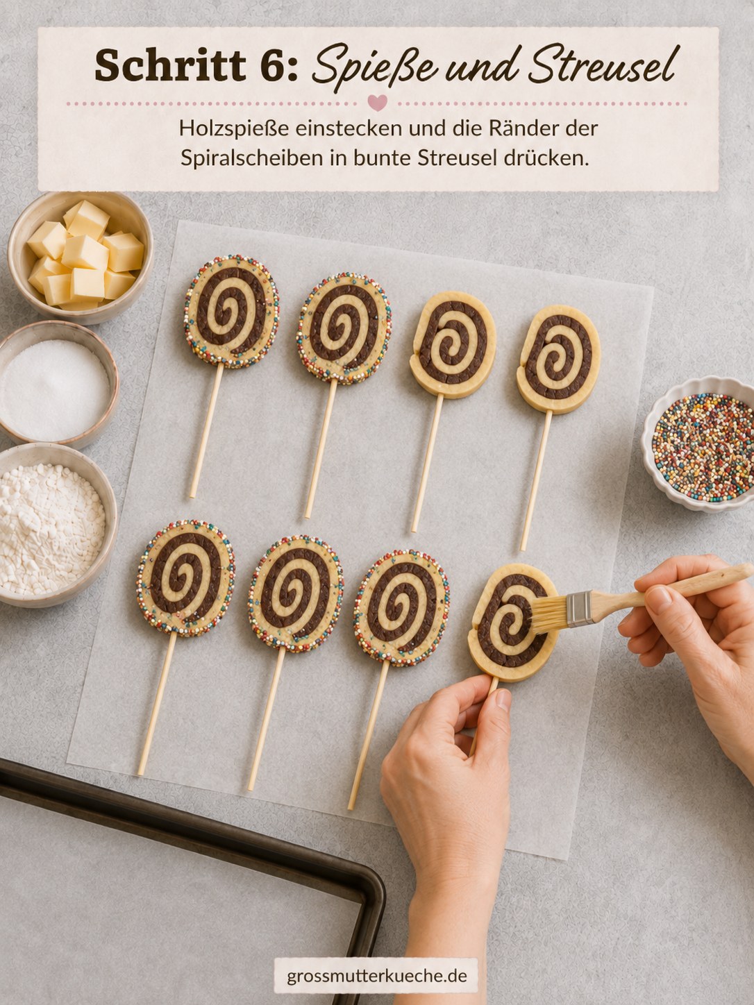 Spiralscheiben für Biskuitschnecken am Stiel mit Holzspieß versehen und in bunte Streusel gedrückt