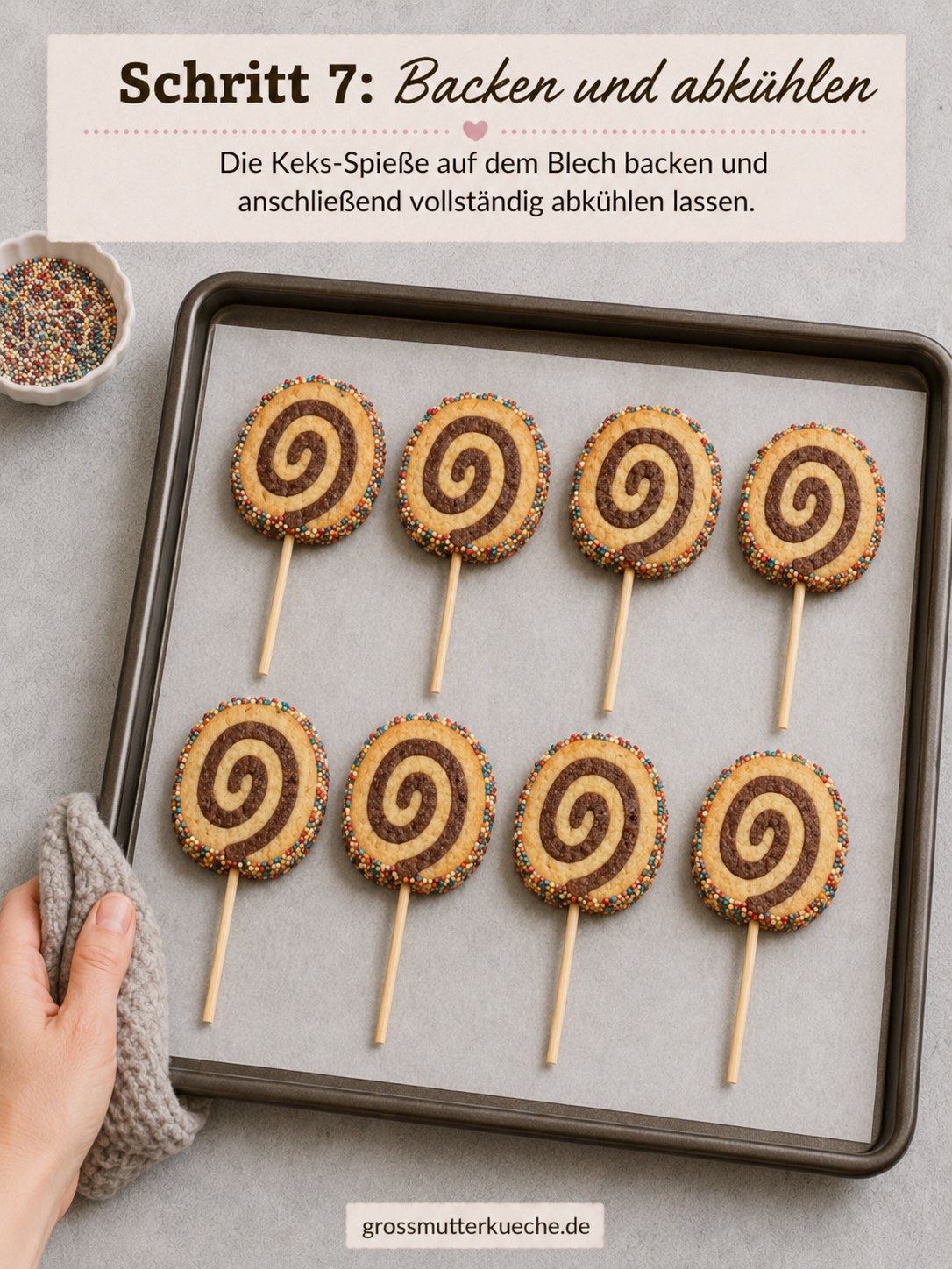 Acht Biskuitschnecken am Stiel liegen fertig gebacken und abkühlend auf dem Backblech