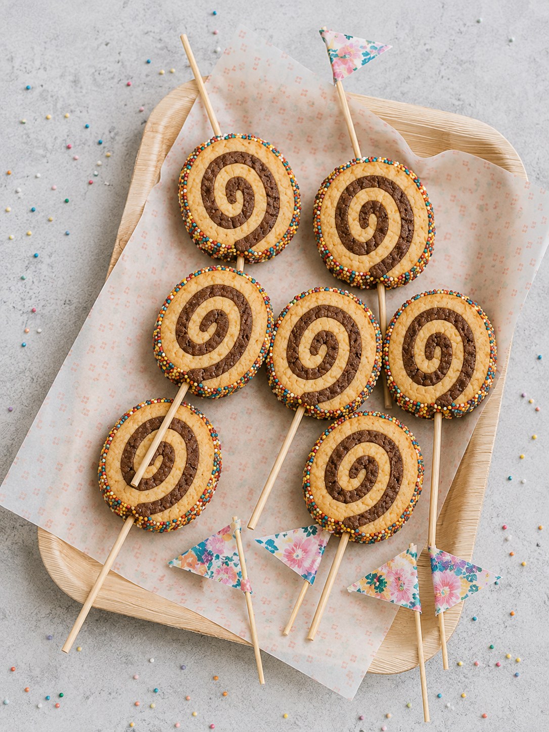 Biskuitschnecken Am Stiel - Spiralkekse Mit Streuselrand