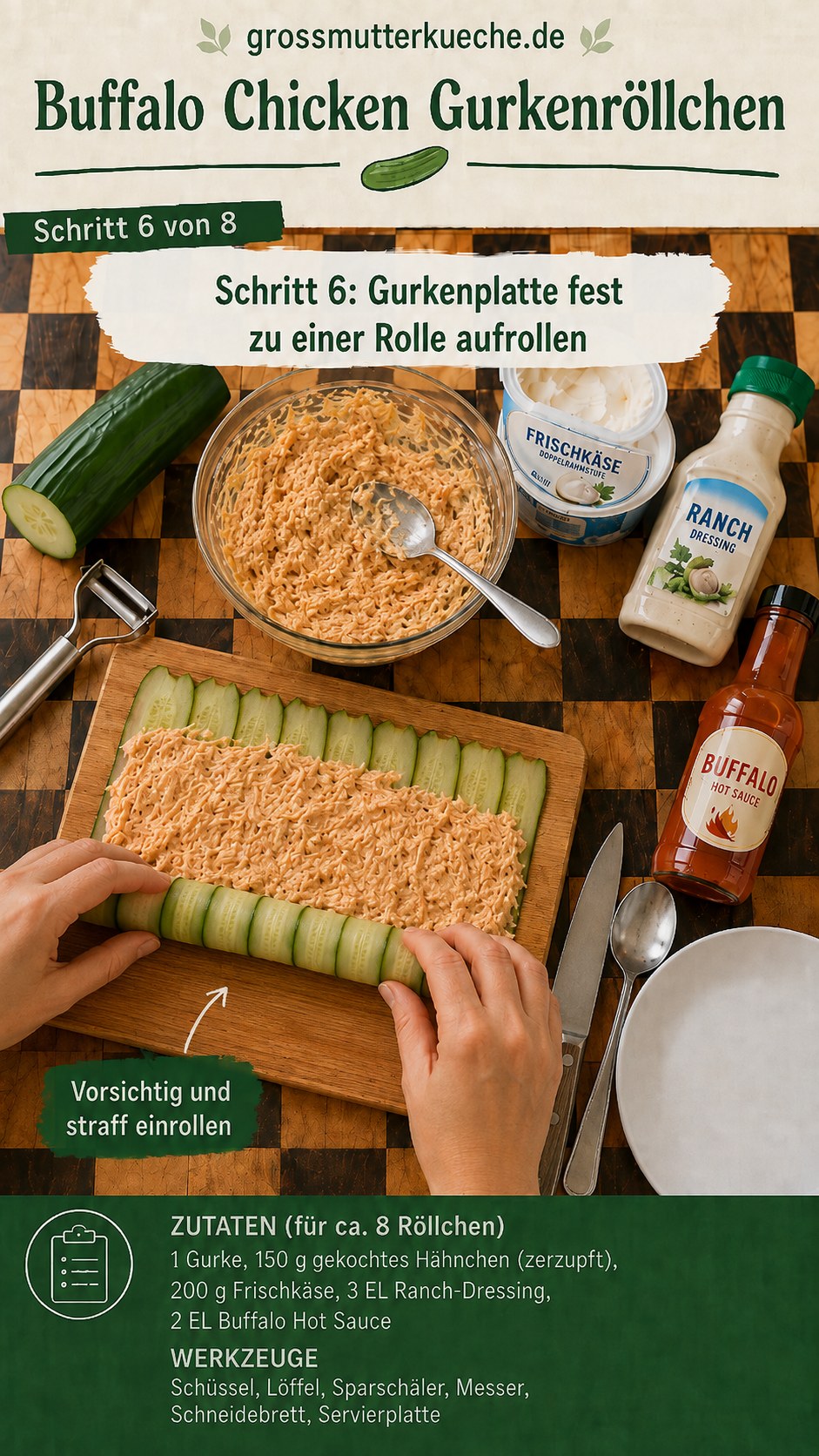 Gurkenplatte mit Füllung wird straff zur Rolle für Buffalo Chicken Gurkenröllchen aufgerollt