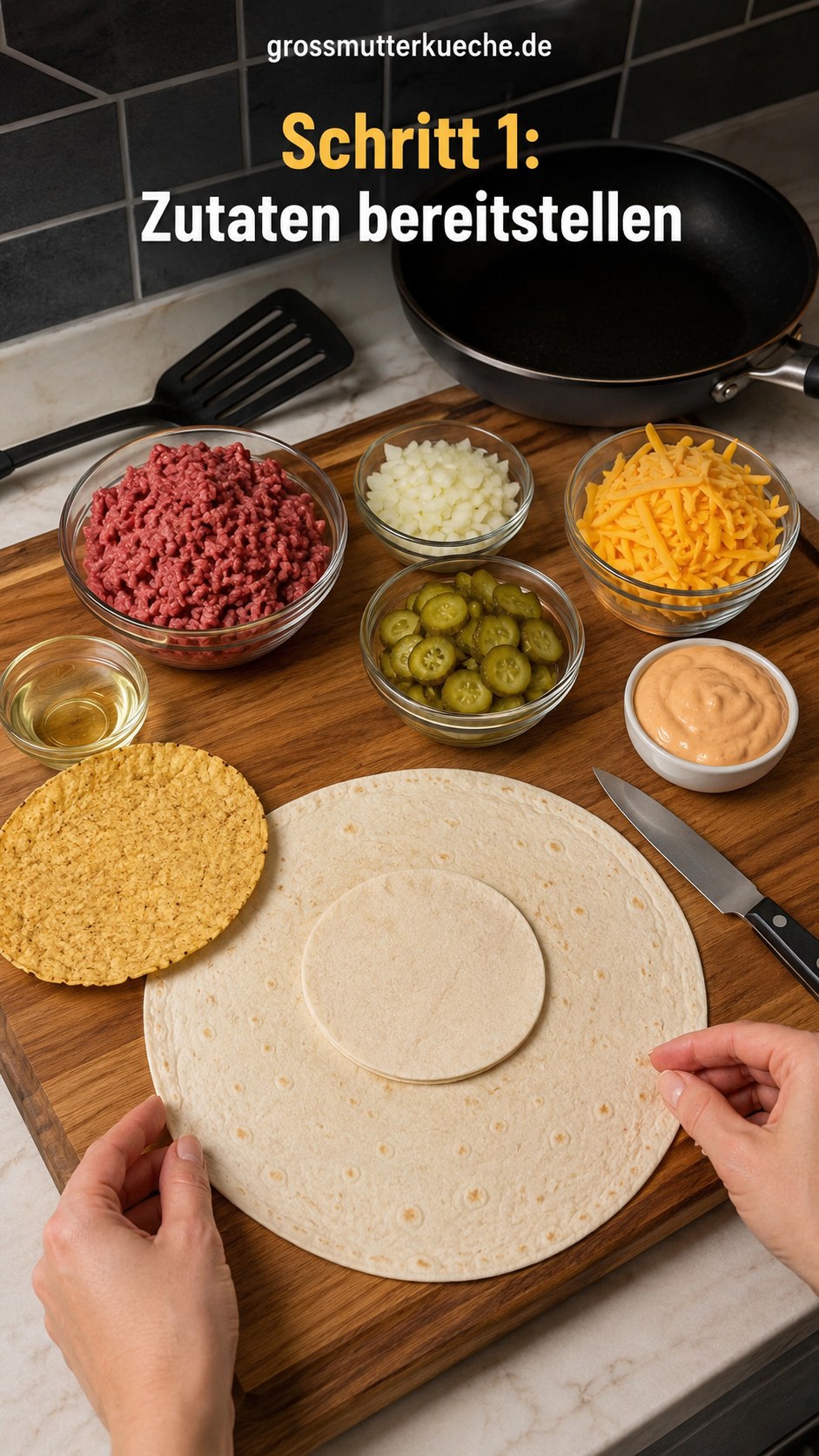 Zutaten für den Cheeseburger Crunch Wrap wie Hackfleisch, Cheddar und Tortillas auf einem Holzbrett