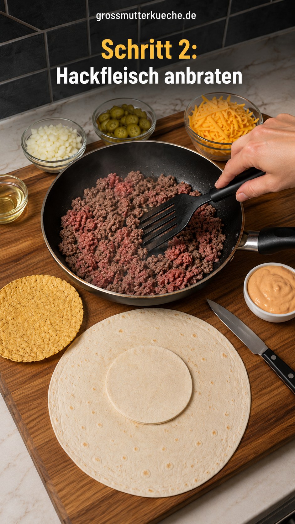 Rinderhackfleisch für den Cheeseburger Crunch Wrap wird in der Pfanne scharf angebraten