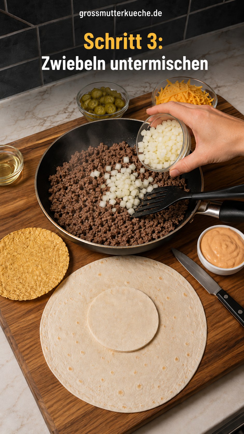 Rohe Zwiebelwürfel werden unter das gebratene Hackfleisch für den Cheeseburger Crunch Wrap gemischt