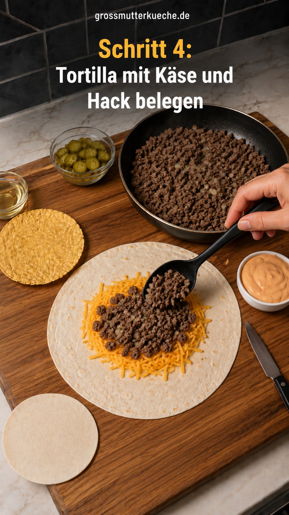Große Tortilla wird für den Cheeseburger Crunch Wrap mit Cheddar und Hackfleisch belegt