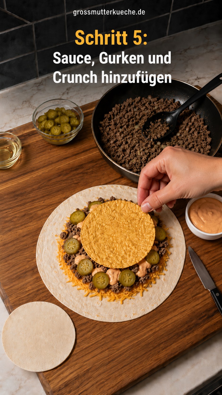 Sauce, Gurkenwürfel und knusprige Tostada werden auf den Cheeseburger Crunch Wrap gegeben