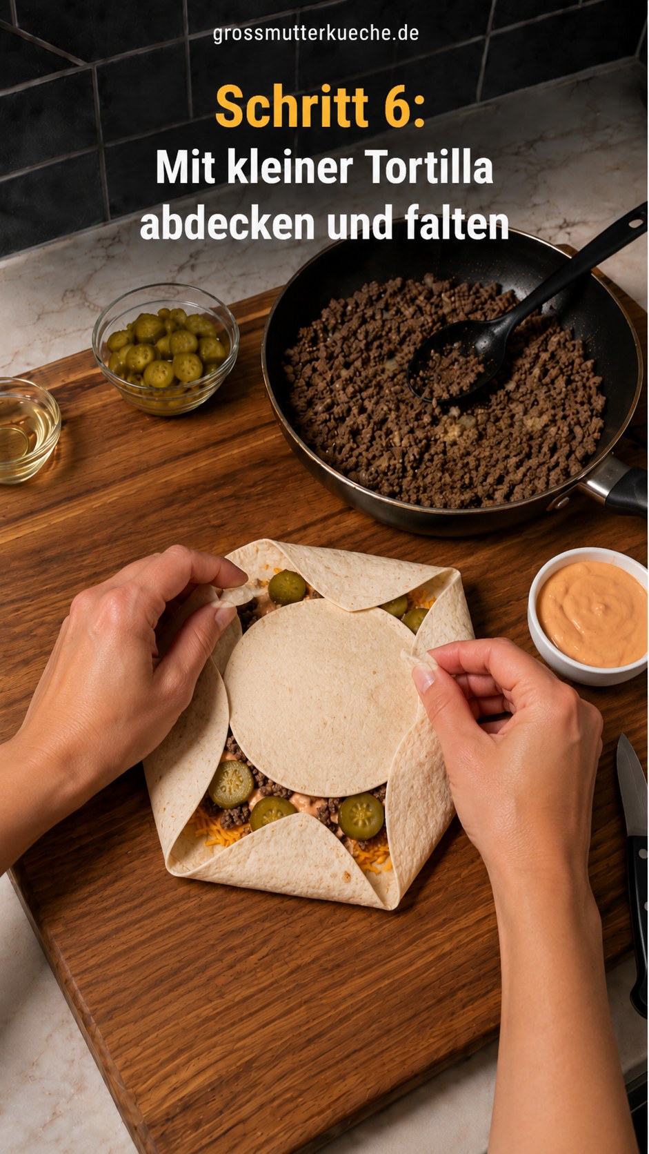 Kleine Tortilla deckt die Füllung ab, bevor der Cheeseburger Crunch Wrap gefaltet wird