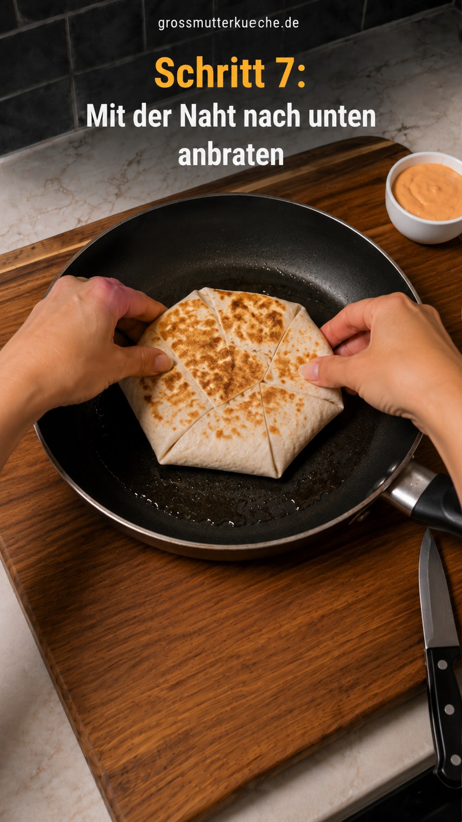 Gefalteter Cheeseburger Crunch Wrap brät mit der Naht nach unten in der Pfanne