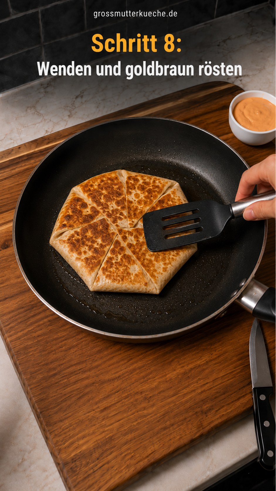 Cheeseburger Crunch Wrap wird gewendet und goldbraun in der Pfanne fertig geröstet