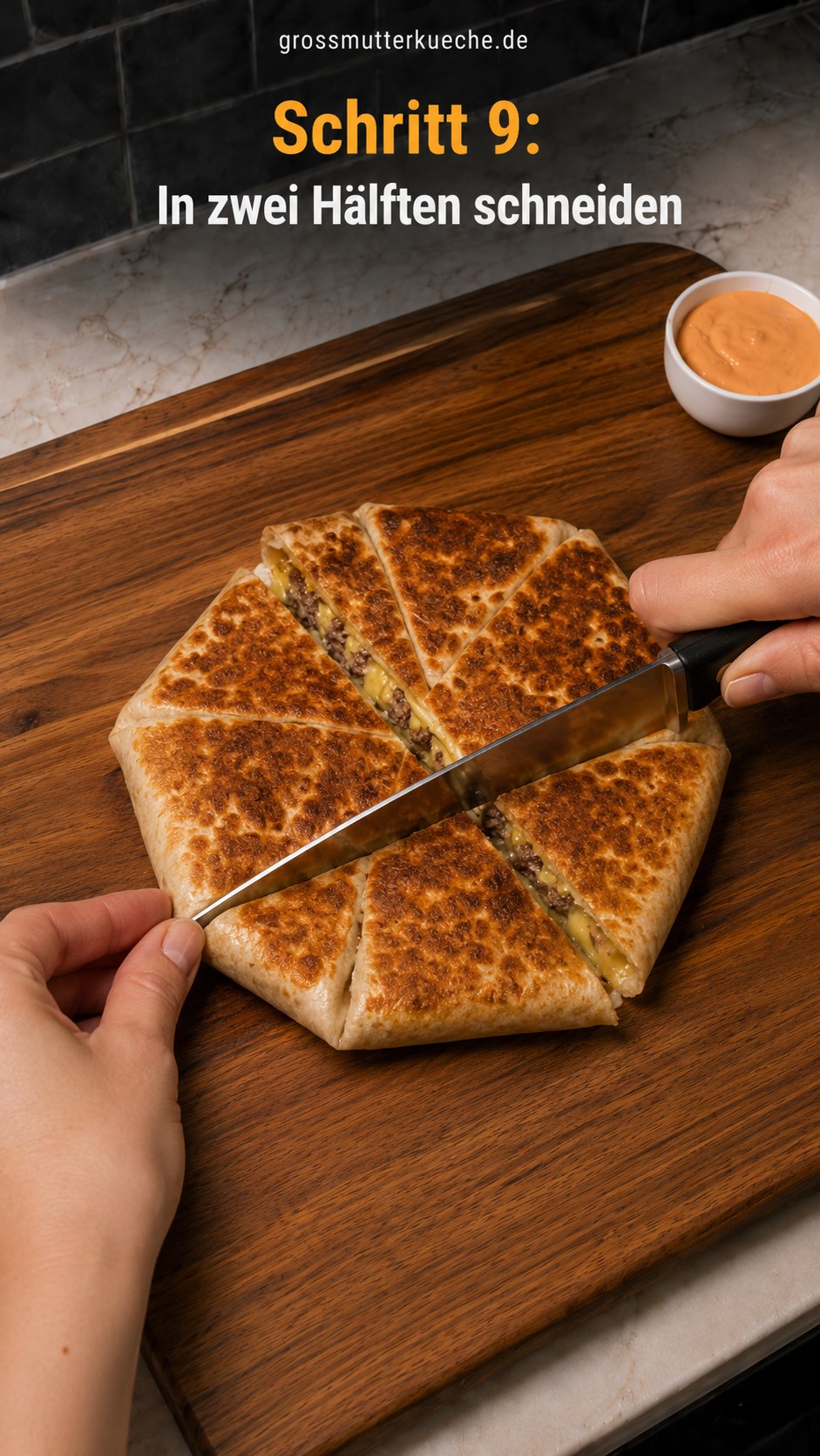 Fertig gebratener Cheeseburger Crunch Wrap wird mit scharfem Messer in zwei Hälften geschnitten