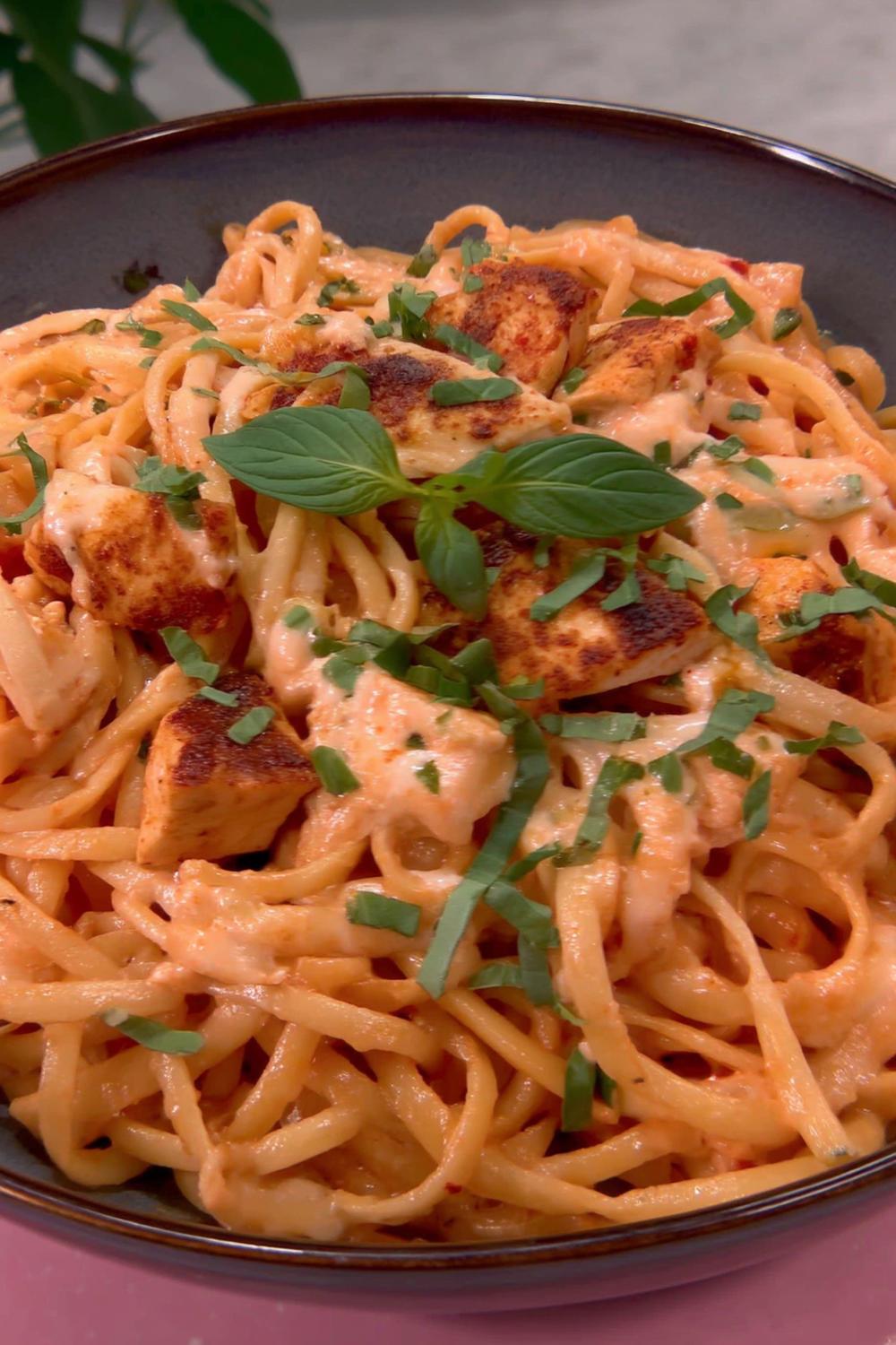 Cremige Spaghetti mit Basilikum