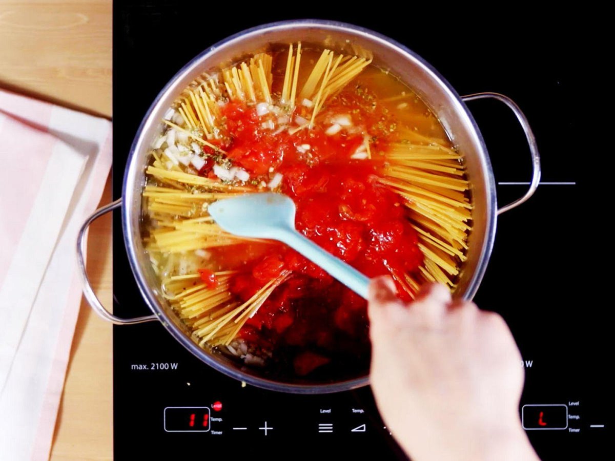 Cremige Tomatensoße im Topf