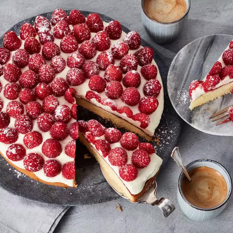 Dekorierter Himbeer Kuchen