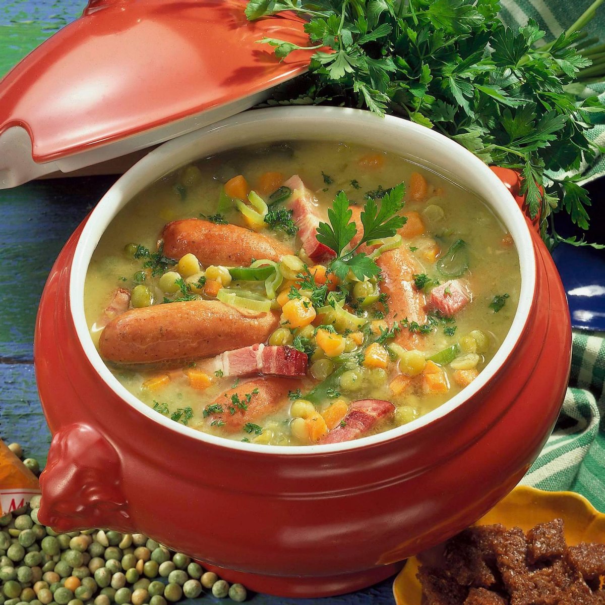 Traditionelle deutsche Erbsensuppe mit Speck