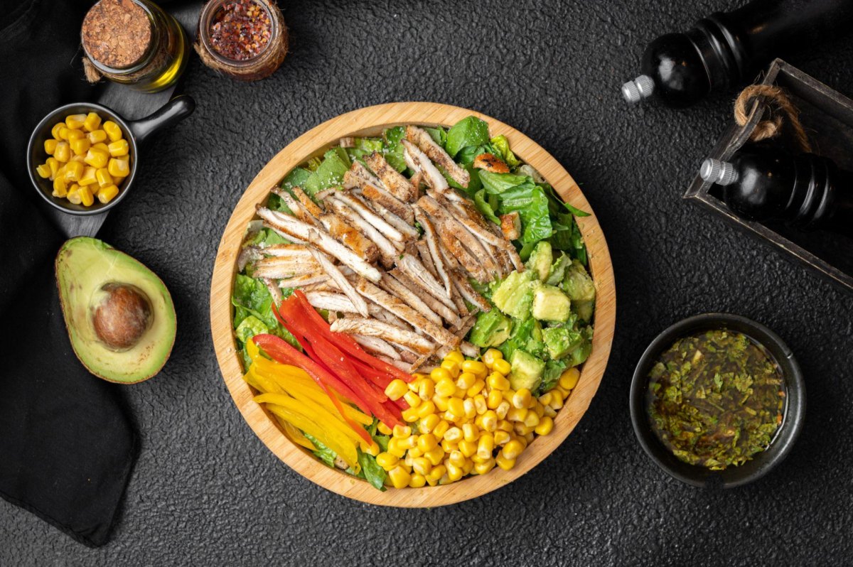 Hähnchen Mais Salat mit Avocado