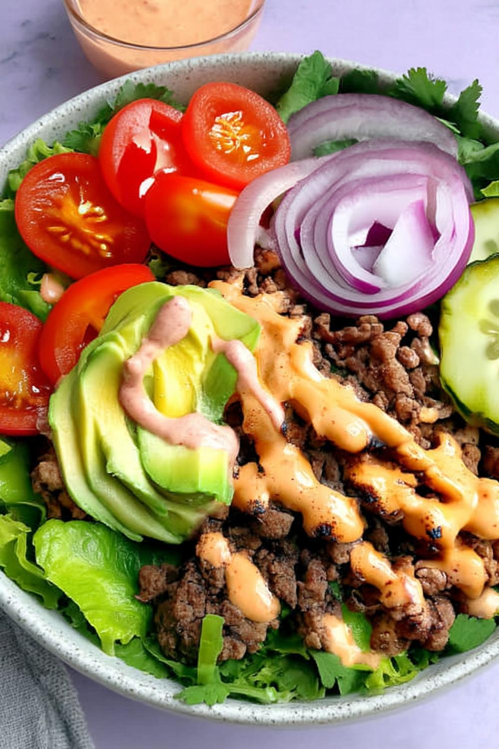Avocado-Hackfleisch-Kombination mit Sauce