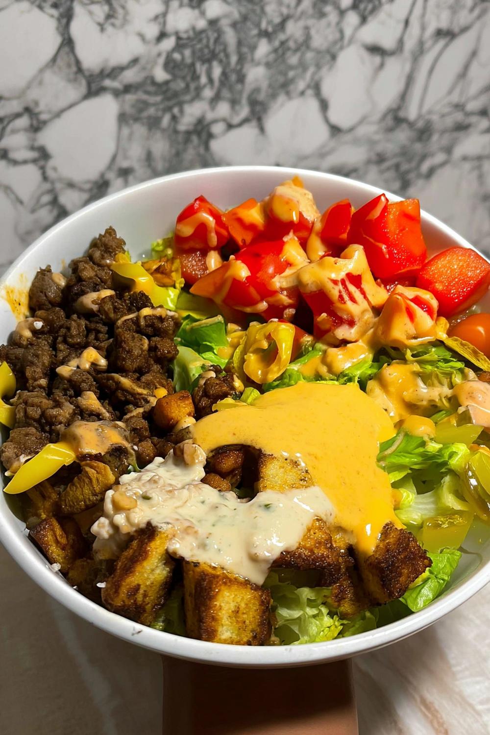 Hackfleisch-Bowl mit doppelter Sauce