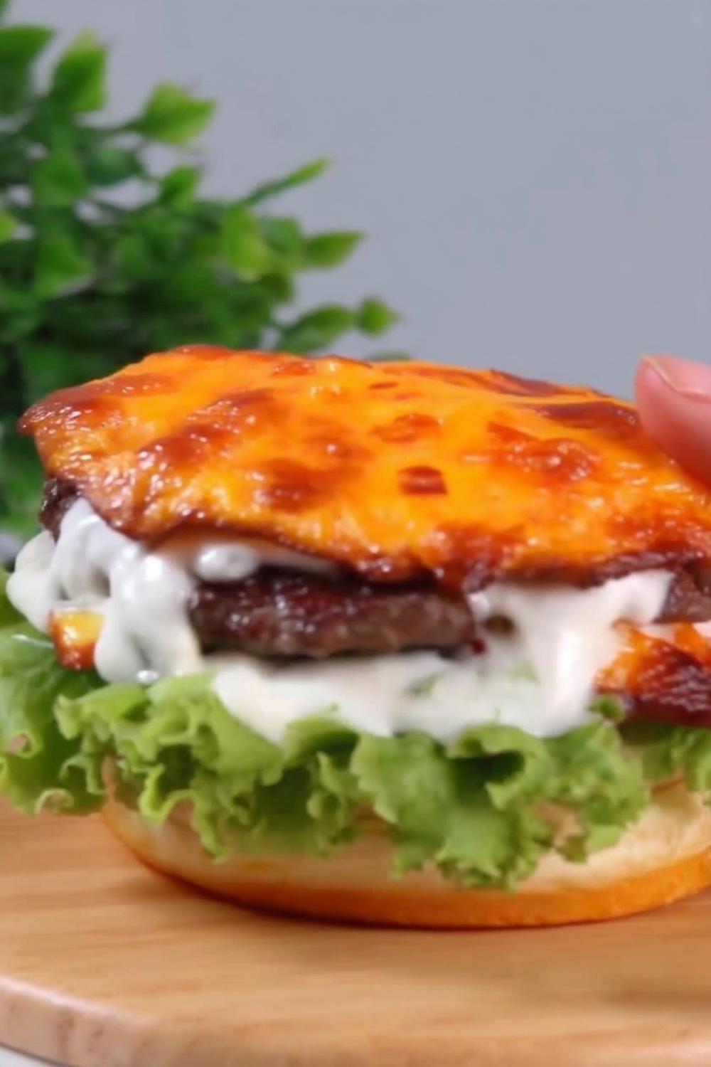 Käse-Burger mit Ananas-Topping