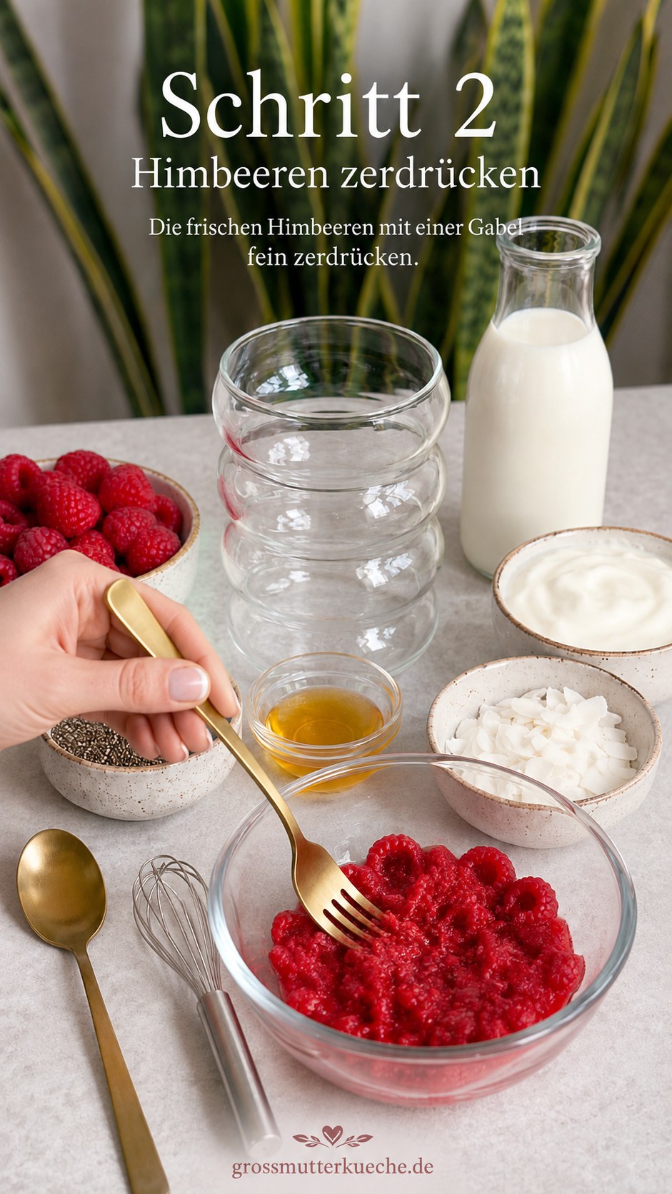 Frische Himbeeren werden mit einer Gabel für den Himbeer Chia Pudding fein zerdrückt