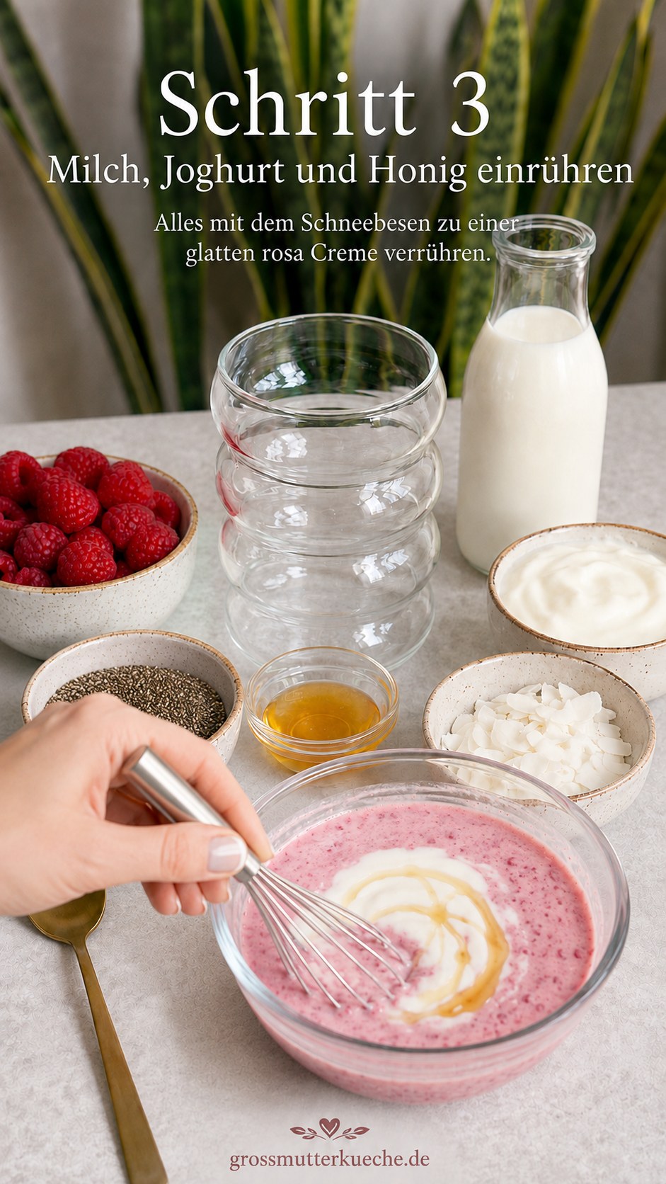Milch, Joghurt und Honig werden zu einer glatten rosa Creme für den Chia Pudding verrührt