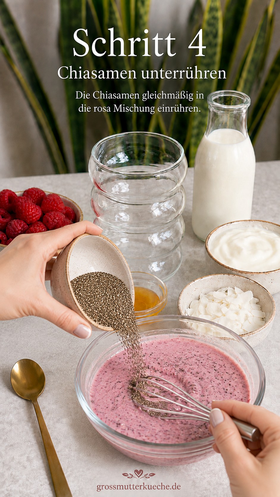 Chiasamen werden gleichmäßig in die rosa Himbeermischung für den Pudding eingerührt