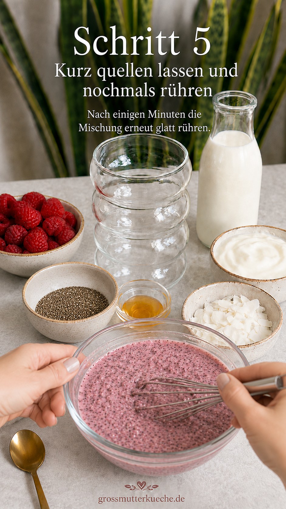 Die angequollene Himbeer Chia Masse wird nach kurzer Ruhezeit erneut glattgerührt