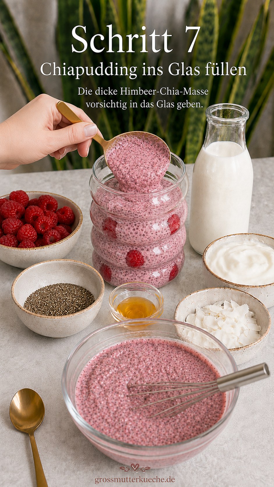 Die dicke Himbeer Chia Pudding Masse wird vorsichtig über die Himbeeren ins Glas gefüllt