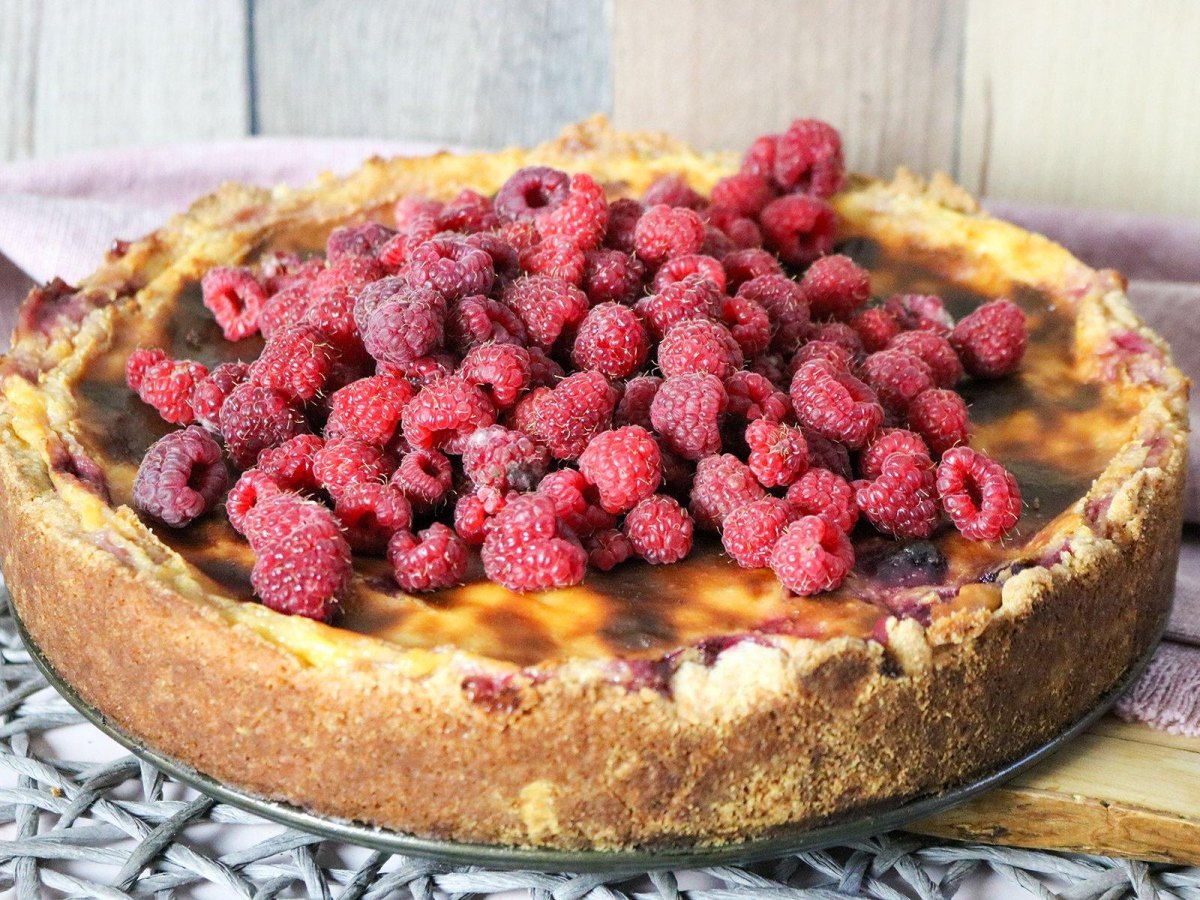 Kuchen mit gefrorenen Himbeeren