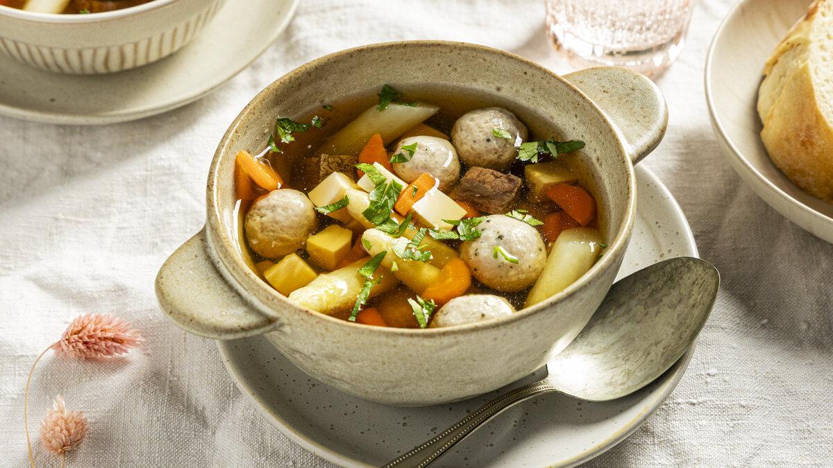Hochzeitssuppe mit verschiedenen Einlagen