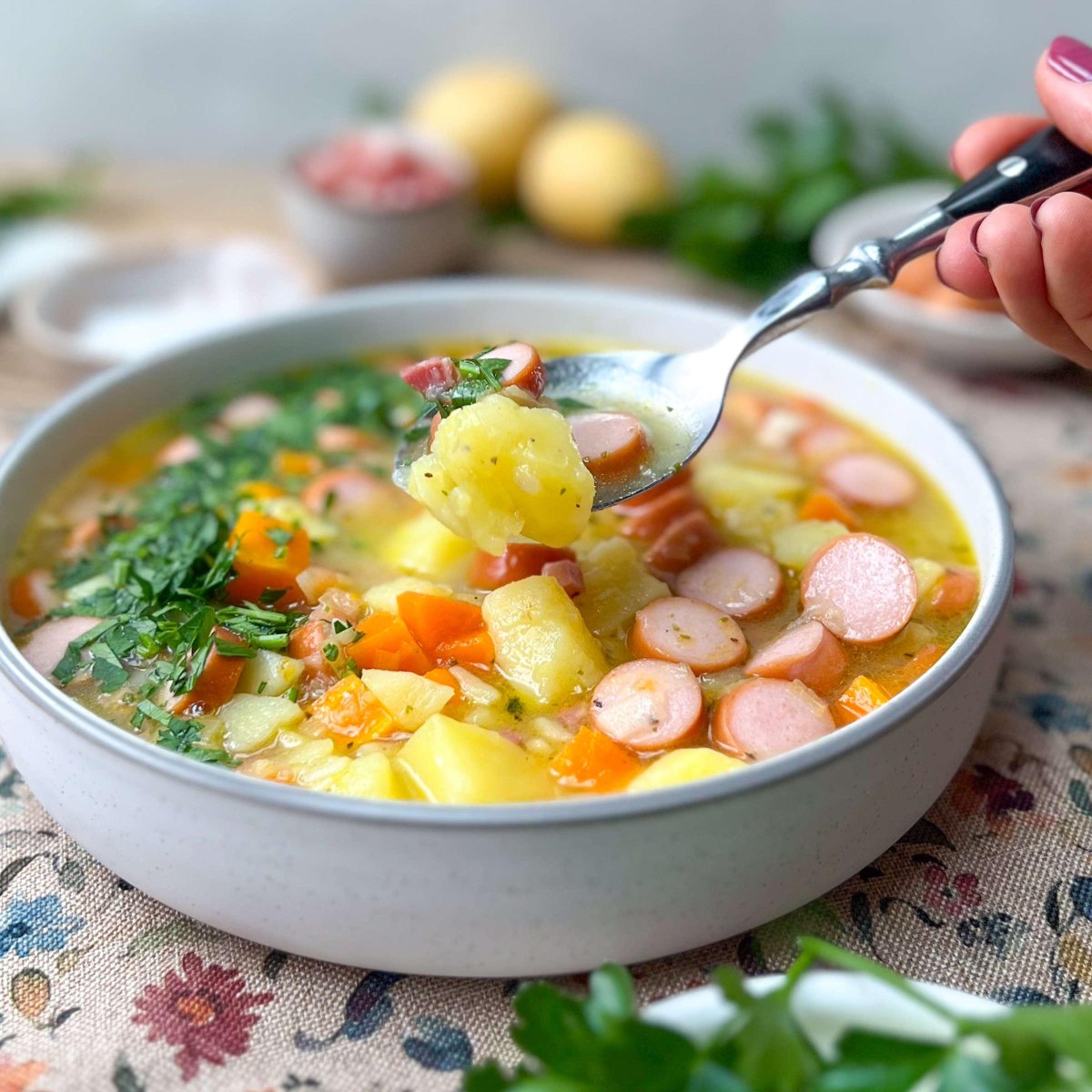 Deutsche Kartoffelsuppe mit Würstchen