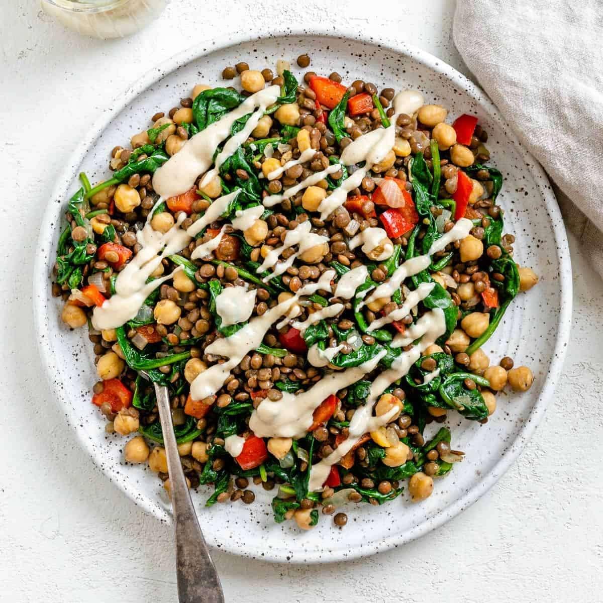 Linsen-Kichererbsen-Bowl mit Tahini-Dressing