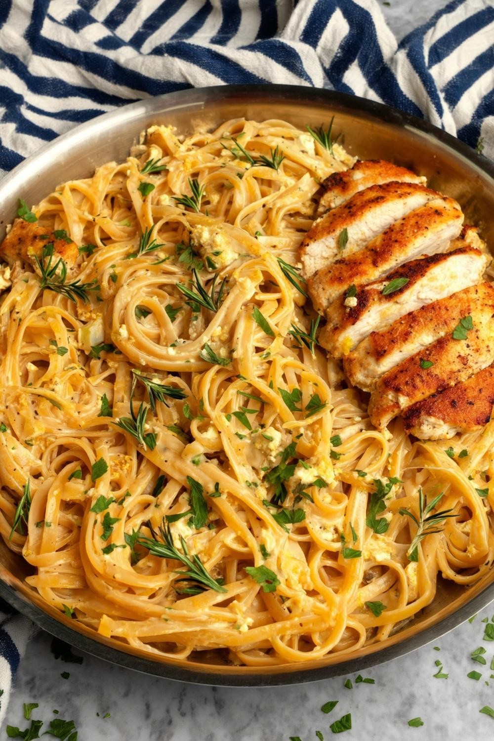 Goldene Hähnchen-Feta Nudeln