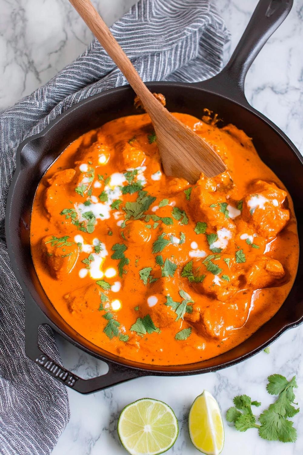 Gusseisenpfanne mit Sahnesauce