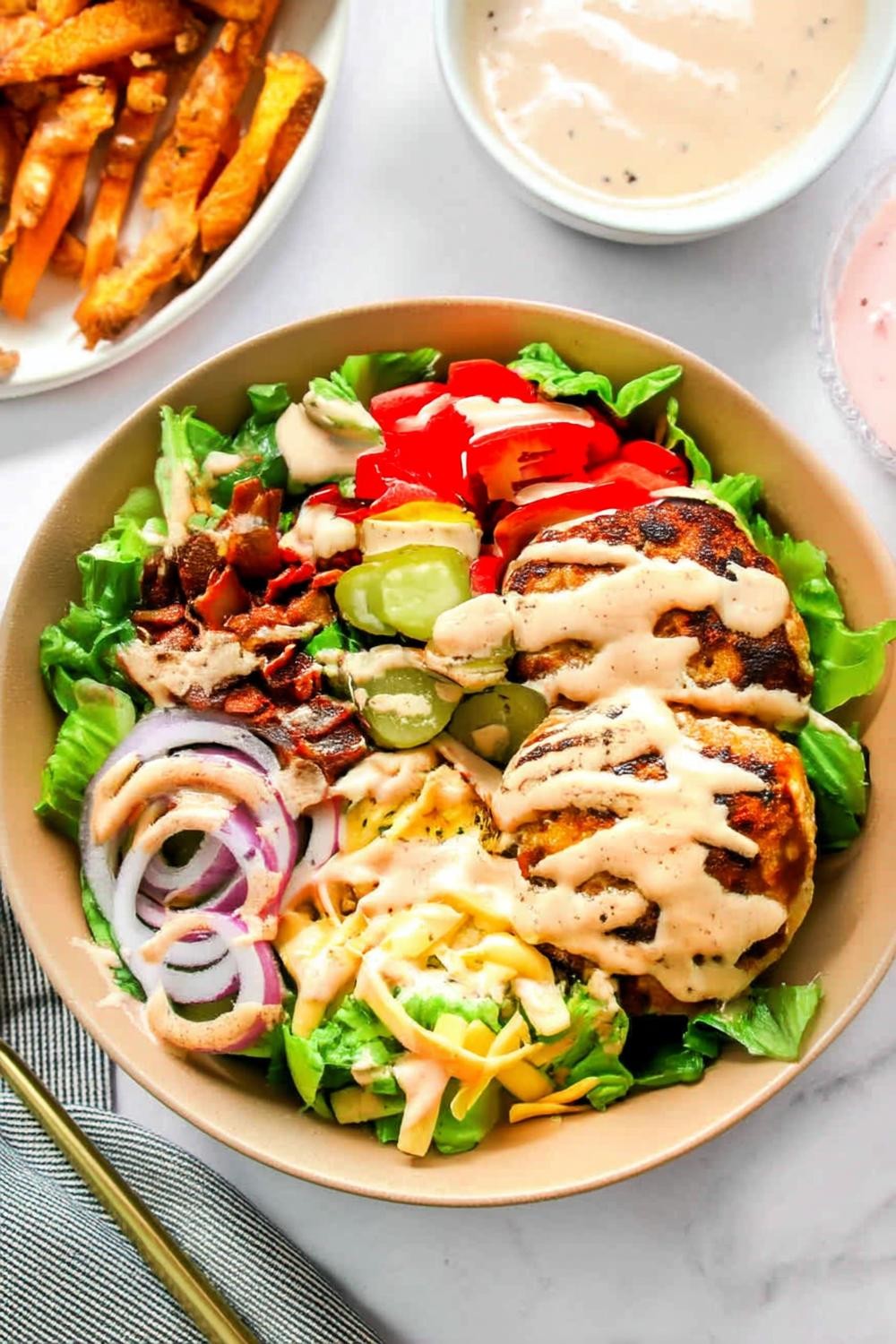 Gegrillte Hähnchenscheiben mit Bacon