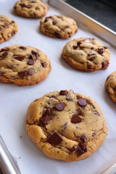 12. Espresso-Walnuss-Cookies in Einfache Rezepte Backen Cookies mit dunklen Flecken und nussiger Kruste
