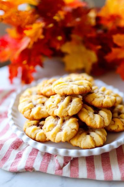 38. Salzige Brezel-Cookies in Backen Rezepte Cookies mit Pretzel-Stücken und karamelligem Teig for herbst rezepte backen cookies ideas
