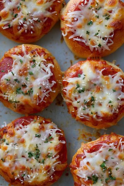 24. Mini-Pizza-Bagels für Backen Rezepte schnell und einfach mit Käsefäden