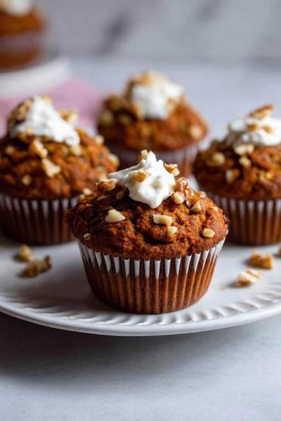 6. Karotten-Walnuss-Muffins für Rezepte backen einfach gesund mit Frischkäse-Tupfen