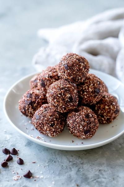 8. Dattel-Kakao-Energy-Bites für Rezepte backen einfach gesund ohne Ofen und mit Nussglanz