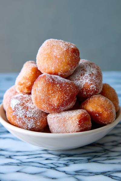 29. Airfryer-Quarkküchlein für gesunde airfryer rezepte backen mit goldbraunen Rändern und Beerenkern