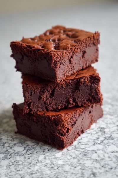 4. Kakao-Kichererbsen-Brownies für schnelle gesunde rezepte backen mit Fudgy-Mitte und Meersalzflocken