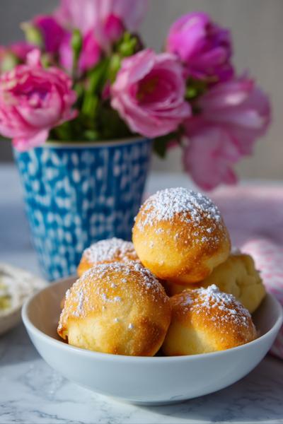 18. Ostern Backen Rezepte Kekse als Karottenkekse mit orangefarbenem Icing und grünen Pistazienblättern