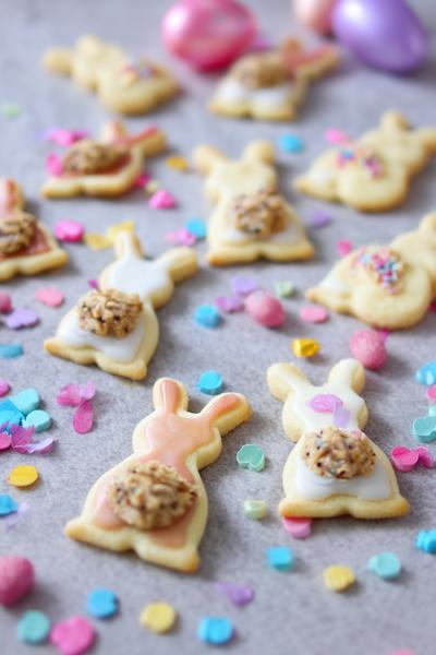 19. Ostern Backen Rezepte Kekse als Kokos-Nestkekse mit Mulde und drei Schokoeiern