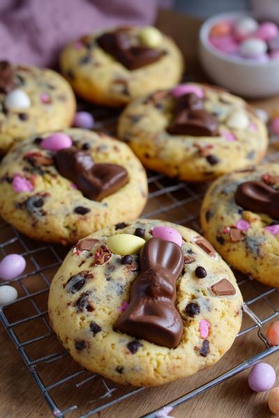 20. Ostern Backen Rezepte Kekse als Mohn-Lämmchen mit Puderzuckerfell und dunklem Nasenpunkt