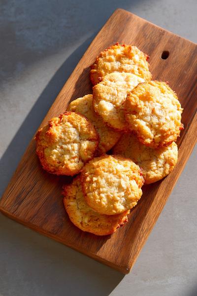 22. Kekse Rezepte Ohne Backen als Zitronen-Kokos-Bällchen mit feinen Flocken und frischem Zestenstreifen